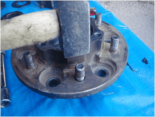 4x4 Mechanics - Wheel stud replacement