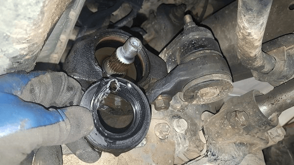 4x4 Mechanics - Differential oil seal replacement