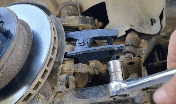 4x4 Mechanics - Changing the steering ball joint on a Mitsubishi L200 