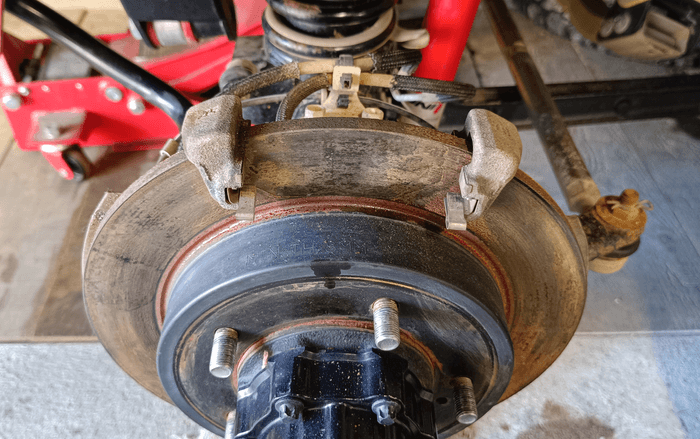 Changing front brake discs and pads on a Suzuki Jimny