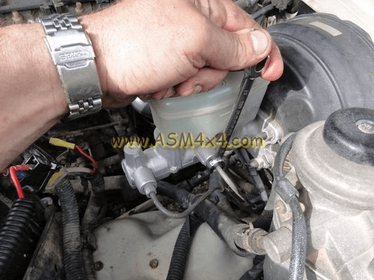4x4 Mechanics - Brake master cylinder replacement