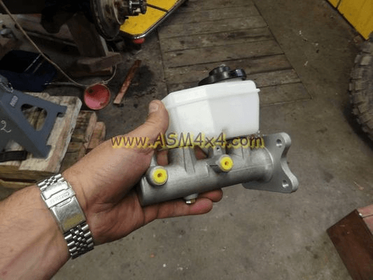 4x4 Mechanics - Brake master cylinder replacement