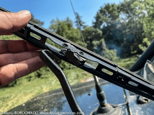 Article thumbnail: Windscreen wiper blade replacement