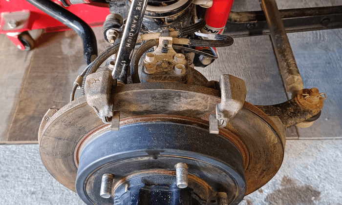 Changement disques et plaquettes de frein avant sur Suzuki Jimny