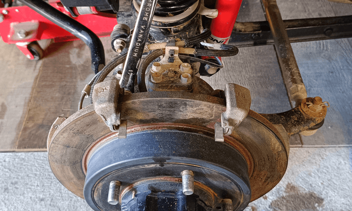 Changement disques et plaquettes de frein avant sur Suzuki Jimny